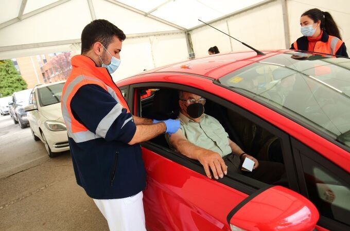 Vacunación del Covid-19 y la gripe en la carpa instalada junto al hospital del Bierzo en Ponferrada