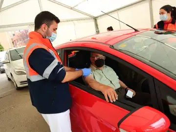 Vacunación del Covid-19 y la gripe en la carpa instalada junto al hospital del Bierzo en Ponferrada Vacunación del Covid-19 y la gripe en la carpa instalada junto al hospital del Bierzo en Ponferrada
