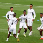 Los jugadores del Real Madrid Ferland Mendy, Rodrygo, Eduardo Camavinga, Vinicius Jr., Éder Militao y David Alaba participan en un entrenamiento del equipo en la ciudad deportiva del club en Valdebebas, Madrid, este viernes, en la víspera de su partido de LaLiga Santander contra el Sevilla