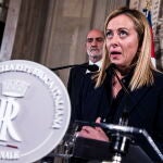 La primera ministra italiana Giorgia Meloni se dirige a los medios tras recibir el encargo de formar Gobierno