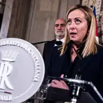 La primera ministra italiana Giorgia Meloni se dirige a los medios tras recibir el encargo de formar Gobierno