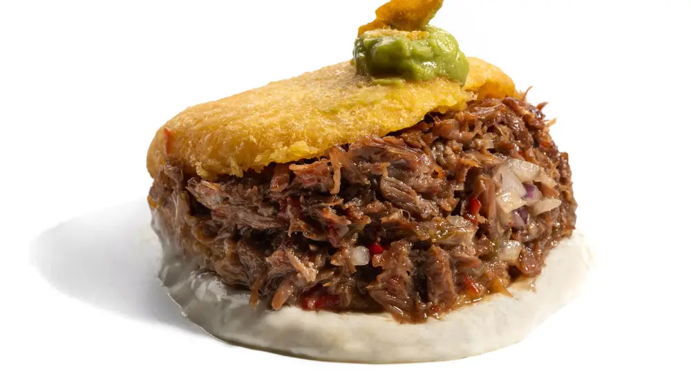 Arepa de carrillera estofada de La Fresca. Fusión perfecta de Venezuela, España y Japón.