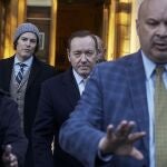 Kevin Spacey, a la salida del juzgado tras ser declarado no culpable. (AP Photo/Andres Kudacki)