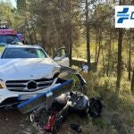 El coche, que circulaba en dirección contraria, arrolló a la motocicleta