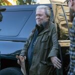 Steve Bannon, viejo aliado del ex presidente Donald Trump, condenado por desacato al Congreso, llega al tribunal federal para una audiencia de sentencia