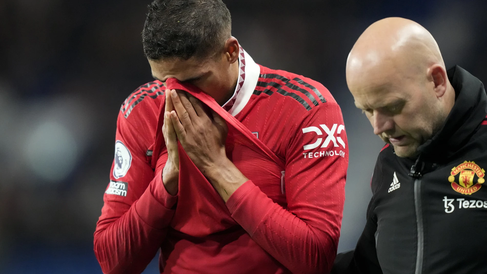 Raphael Varane se tapa la cara con las manos tras lesionarse en el Chelsea-Manchester United
