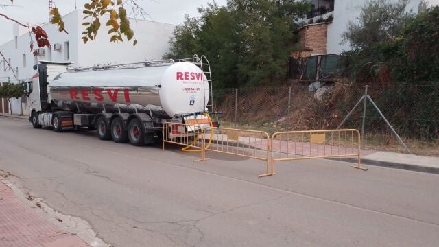 Un camión cisterna en la avenida Molino Lugar de Casariche, en Sevilla. AYUNTAMIENTO DE CASARICHE