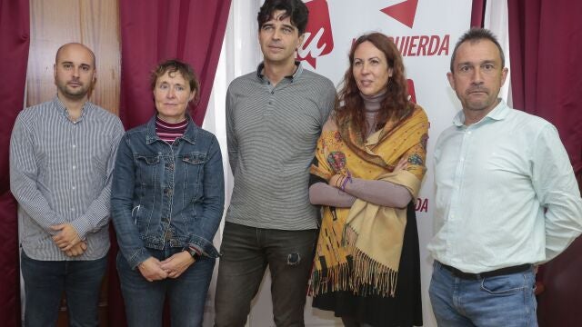 Las federaciones de Castilla y León, Asturias y Cantabria de Izquierda Unida celebran la III Cumbre por Picos de Europa. En la imagen (IaD), el coordinador de IU Cantabria, Israel Ruíz; la responsable de Medio Ambiente y Mundo Rural de IUCyL, Pilar González; el coordinador de IU en Castilla y León, Juan Gascón; la responsable de Medio Ambiente de Izquierda Unida Federal, Eva García Sempere, y el coordinador de IU Asturias, Ovidio Zapico