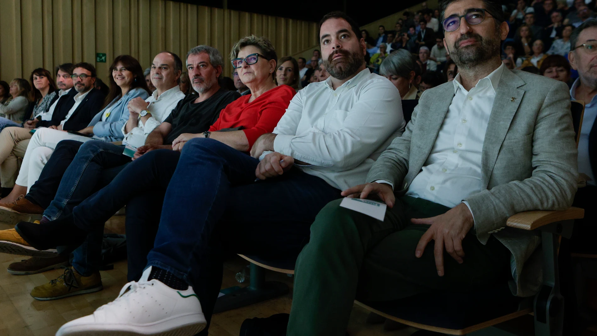 En primer término, el ex vicepresidente Jordi Puigneró con la plana mayor de Junts, entre ellos Laura Borràs