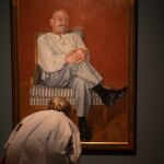 Una mujer se asoma al retrato del poema madrileño en la exposición sobre José Hierro en la Biblioteca Nacional