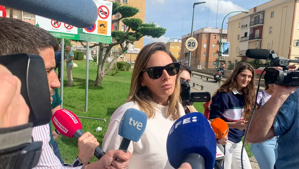 SEVILLA, 22/10/2022.- La esposa de Kiko Rivera, Irene Rosales, a la salida del hospital Virgen del Rocío de Sevilla, donde se encuentra ingresado su marido tras sufrir un ictus. Rosales ha explicado que está bien y tranquilo tras pasar a planta esta mañana. EFE/Fermín Cabanillas