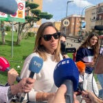 SEVILLA, 22/10/2022.- La esposa de Kiko Rivera, Irene Rosales, a la salida del hospital Virgen del Rocío de Sevilla, donde se encuentra ingresado su marido tras sufrir un ictus. Rosales ha explicado que está bien y tranquilo tras pasar a planta esta mañana. EFE/Fermín Cabanillas