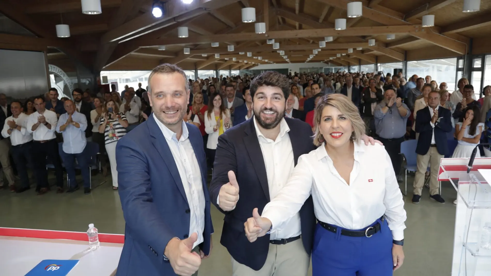 Joaquín Segado, Fernando López Miras, y Noelia Arroyo, en el acto de la Junta Directiva junto a más de 400 afiliados del PP en Cartagena