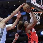 Santi Aldama coloca un tapón a Jalen Green de los Houston Rockets
