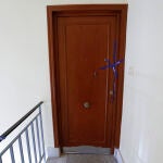 Puerta de la vivienda en la que un hombre de 28 se intentó suicidar tras presuntamente degollar a su pareja en Alcoy, Alicante. Un hombre de 28 años se encuentra grave en el hospital al lanzarse desde un quinto piso a un patio de luces después de, presuntamente, degollar a su pareja, de 29 años, en el domicilio familiar de un edificio en Alcoy (Alicante).