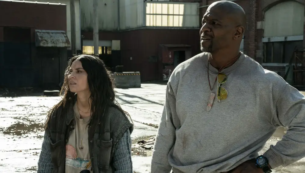 Olivia Munn (izda.) y Terry Crews en "Tales of The Walking Dead" (AMC)