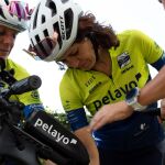 Tres de las integrantes durante un entrenamiento en bicicleta