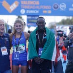 La alemana Konstanze "Koko" Klosterhalfen (2i) posa junto al también ganador el keniata Kibiwott Kandie (2d) y junto al presidente de Mercadona Juan Roig Alfonso (d) y el director de la carrera Francisco Borao Martín (i) tras la media maratón de Valencia, una de las pruebas más rápidas del calendario internacional, este domingo. EFE/ Kai Forsterling