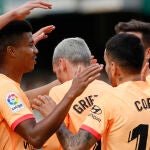 Griezmann celebra con sus compañeros uno de sus goles en el Benito Villamarín