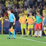 El delantero del Villarreal, Álex Baena (i), pide explicaciones a uno de los asistentes tras ser expulsado por levantarse la camiseta tras conseguir un gol y dedicárselo al vicepresidente del equipo castellonense, José Manuel Llaneza, fallecido recientemente. EFE / Domenech Castelló.