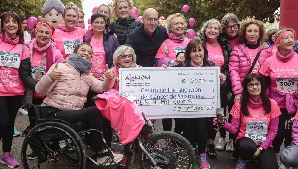 Celebración de la VIII Carrera solidaria de la Mujer Contra el Cáncer de Mama, organizada por la Asociación Leonesa de Mujeres Operadas de Cáncer de Mama