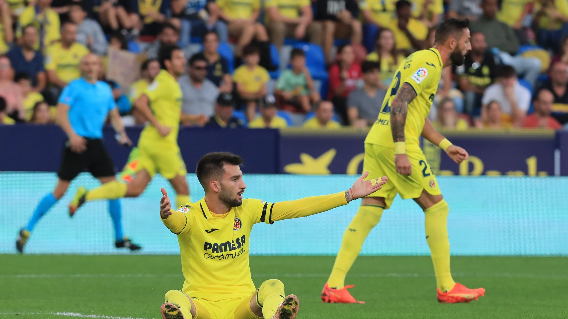 El delantero del Villarreal, Álex Baena, durante el encuentro correspondiente a la jornada 11 de primera división frente al Almeria en el estadio Ciutat de Valencia. EFE / Domenech Castelló.