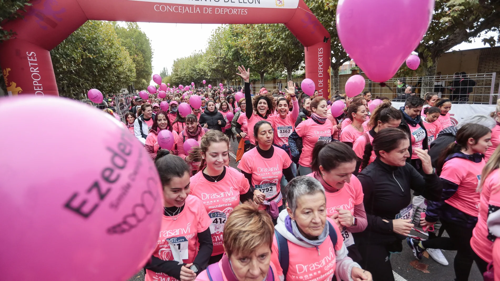 Celebración de la VIII Carrera solidaria de la Mujer Contra el Cáncer de Mama, organizada por la Asociación Leonesa de Mujeres Operadas de Cáncer de Mama