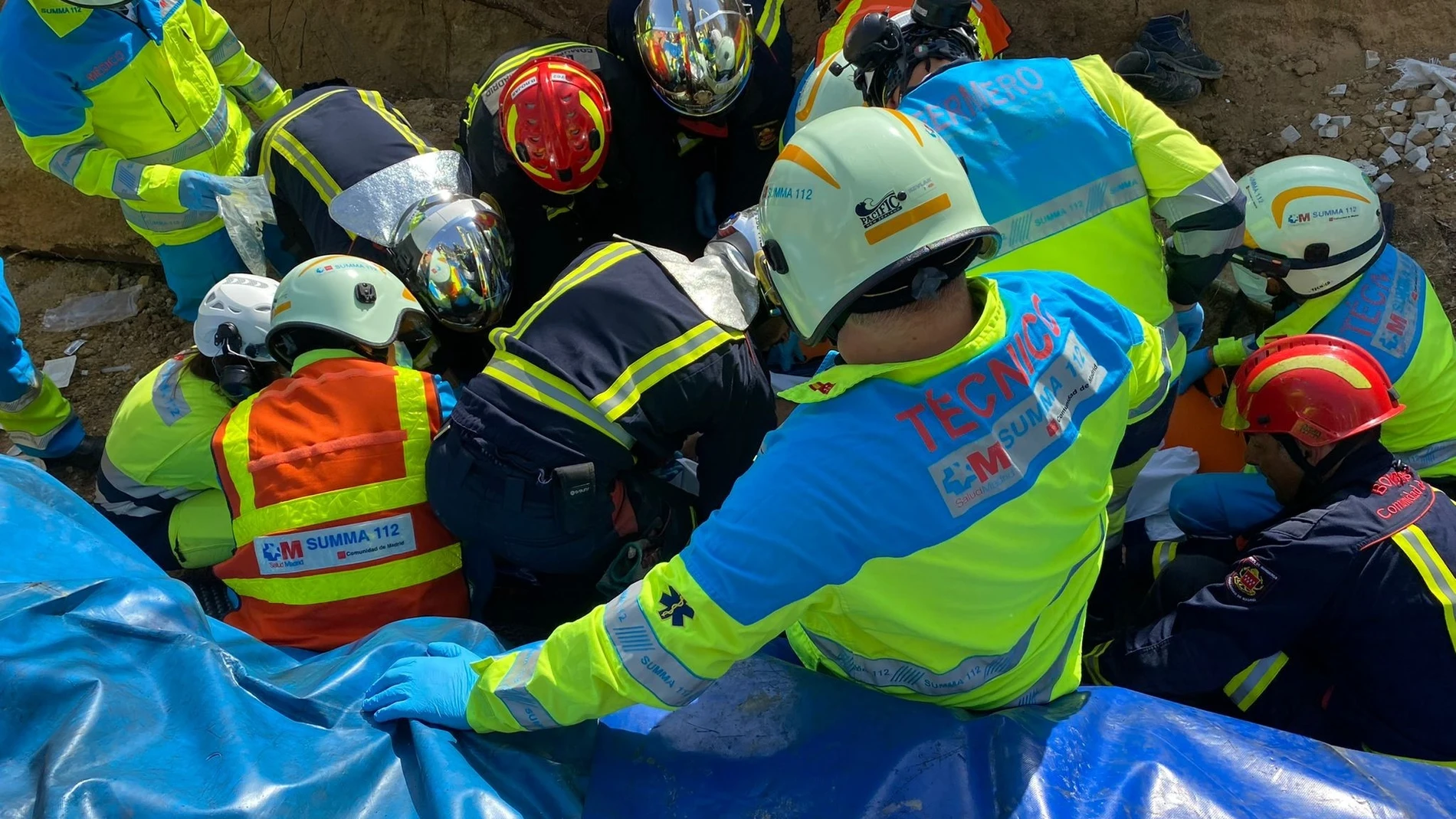 Sanitarios del Summa 112 y efectivos de los Bomberos de la Comunidad de Madrid