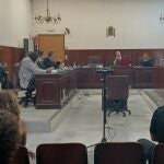 Imagen del juicio contra el acusado de decapitar a un hombre en Huelva. EUROPA PRESS