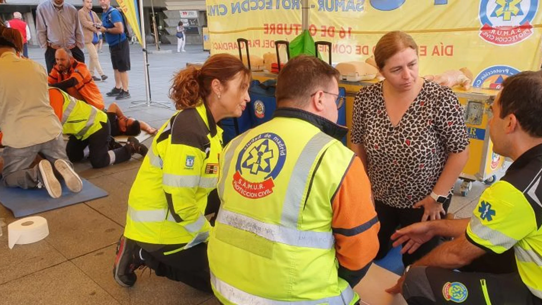 Instrucción sobre maniobras RCP en Callao (Madrid)