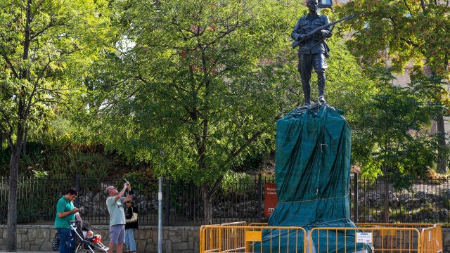 Escultura gigante de bronce realizada por el escultor Salvador Amaya, de más de 6 metros de altura y 600 kilos, que conmemora el centenario de la Legión Española