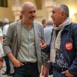 Los secretarios generales de CCOO, Unai Sordo (i), y de UGT, Pepe Álvarez
