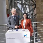Eloísa Durán, directora general adjunta de la Fundación «la Caixa», y el director general del Museo Guggenheim, Juan Ignacio Vidarte