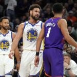 Klay Thompson y Devin Booker se engancharon en el Warriors-Suns