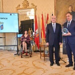 El alcalde de Salamanca, Carlos García Carbayo, recibe el Premio Visión Zero Municipal