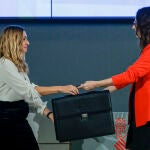 La nueva consellera de Agricultura, Desarrollo Rural, Emergencia Climática y Transición Ecológica, Isaura Navarro (i) , recibió la cartera de su departamento de manos de la vicepresidenta del Consell, Aitana Mas (d), en ausencia de su antecesora en el cargo, Mireia Mollà