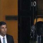 El nuevo primer ministro Rishi Sunak sale del número 10 de Downing Street para acudir a su primera sesión de control en los Comunes