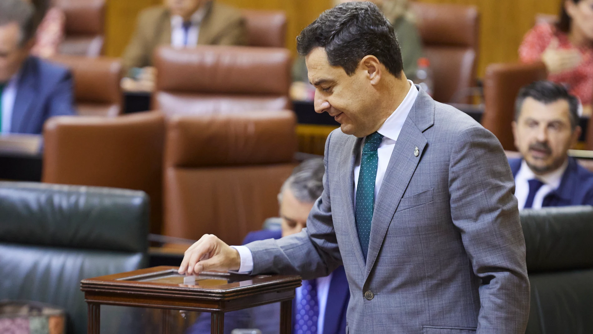 El presidente de la Junta de Andalucía, Juanma Moreno, vota para elegir al presidente de RTVA, Rafael Porras. Joaquín Corchero / Europa Press