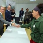 El consejero de Industria, Comercio y Empleo, Mariano Veganzones, entrega uno de los diplomas a una alumna que se ha formado en uno de estos talleres duales de empleo en Ponferrada