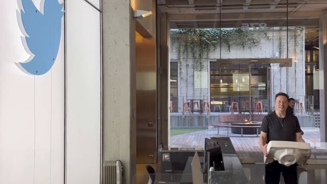 Elon Musk entra en la sede de Twitter con un lavabo en las manos