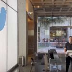 Elon Musk entra en la sede de Twitter con un lavabo en las manos