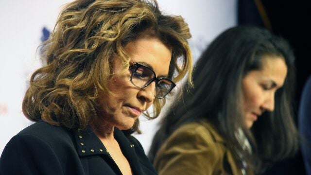 Sarah Palin, a la izquierda, antes del incio del debate de este miércoles junto a la demócrata Mary Peltola y favorita para ganar el escaño en el Congreso
