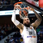 Poirier realiza un mate en el aro de la Virtus Bolonia