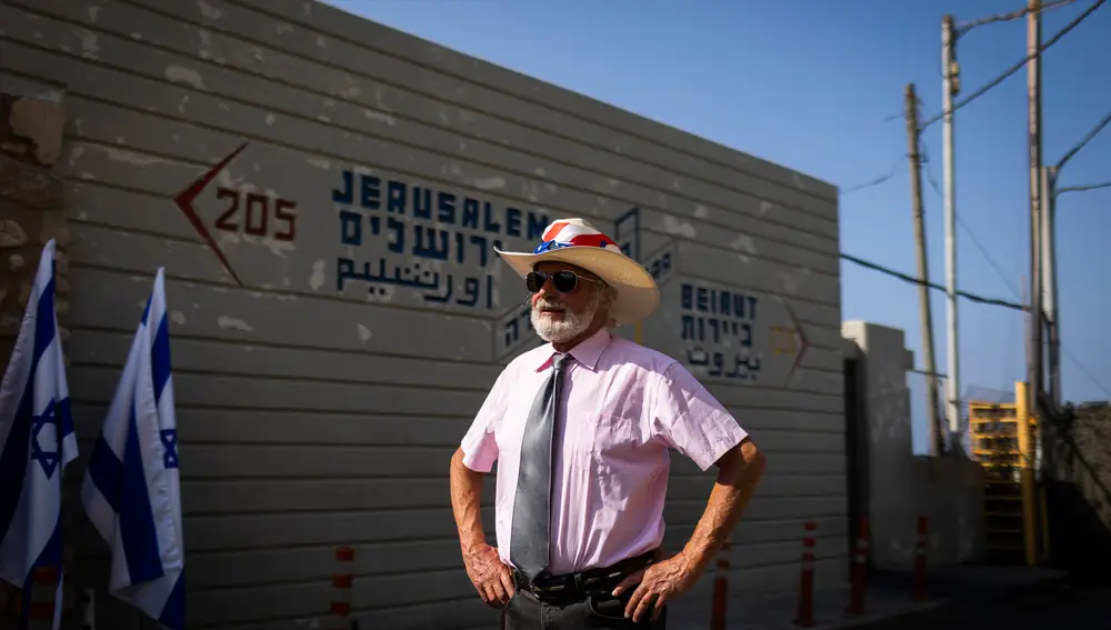 Un simpatizante estadounidense se encuentra en la frontera entre Israel y Líbano. Israel y Líbano han firmado un acuerdo sobre una frontera marítima común que incluye la explotación de gas submarino, tras un conflicto de décadas por el control de la frontera