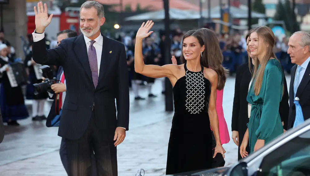 Los Reyes, la Princesa de Asturias y la Infanta Sofía llegan al Auditorio Palacio de Congresos "Príncipe Felipe" de Oviedo.