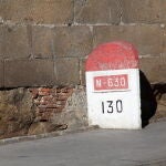 Punto kilométrico de la N-630, junto a la muralla de Plasencia, en la provincia de Cáceres