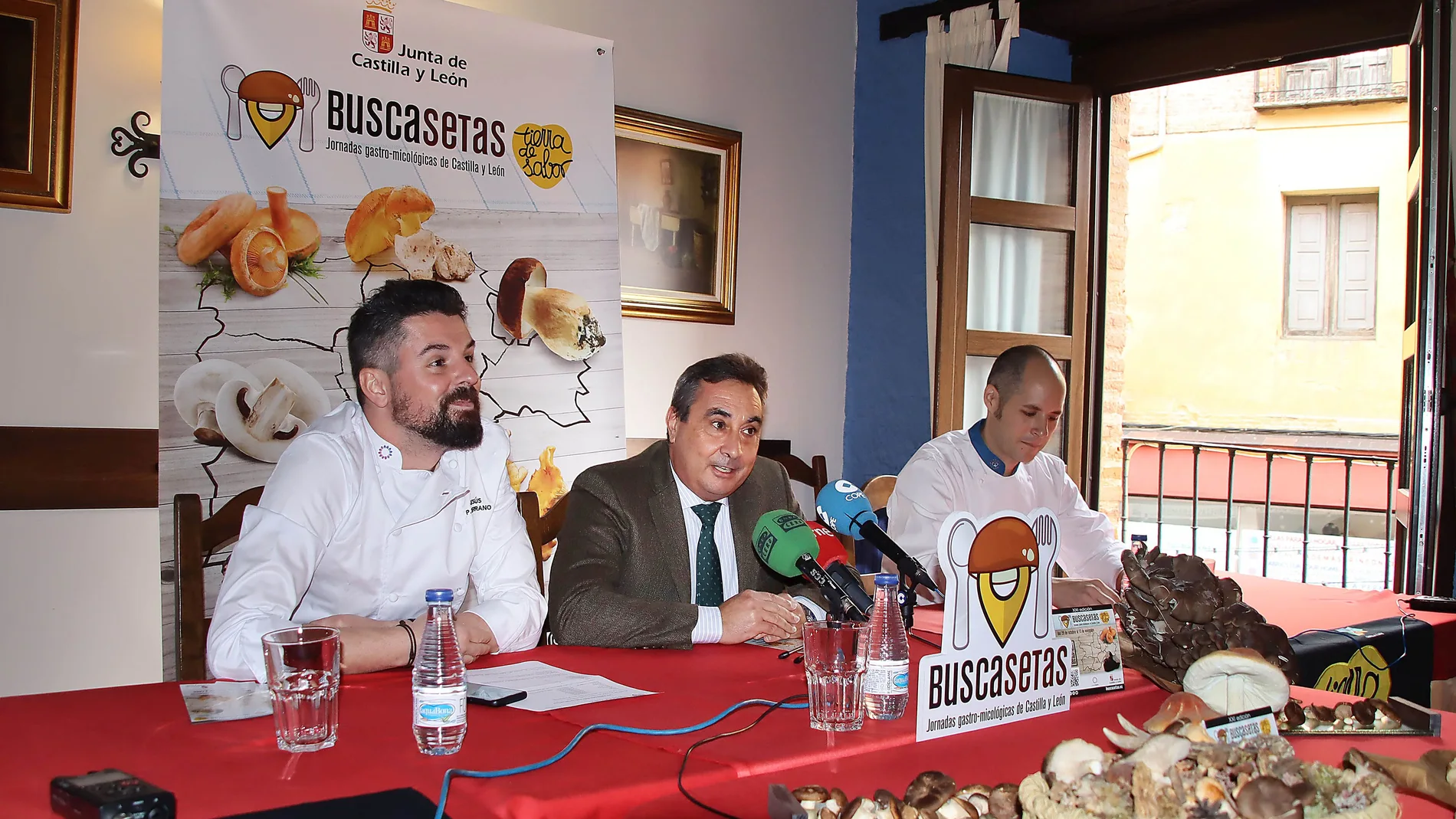 El director general del Itacyl, Rafael Sáez (C), y el delegado de organización de Euro-Toques Castilla y León, Jesús Serrano, presentan en León las jornadas "Buscasetas Tierra de Sabor 2022"