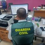 Un agente de la Guardia Civil realizando gestiones por Internet. GUARDIA CIVIL