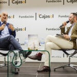El escritor Juan Luis Pulido Begines (i) y el delegado de LA RAZÓN en Andalucía, Pepe Lugo, durante el acto