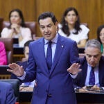 El presidente de la Junta de Andalucía, Juanma Moreno, en el Parlamento